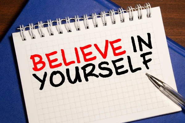 Bądź sobą i uwierz w siebie słowa napisane na białej tablicy — Zdjęcie stockowe