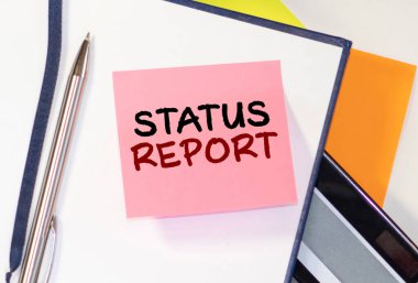 Kelime yazma durumu raporu. Durum Özetini Güncellemek için iş konsepti Bir süre için Yeşil çamaşır iğnesi beyaz ahşap arka plan renkli kağıt anımsatıcı ofis arzı.