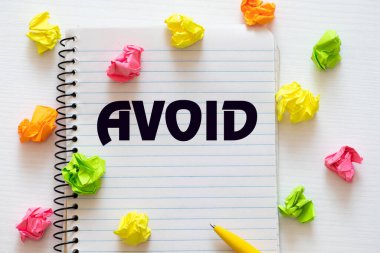 Metin içeren tahta bloklar: Uzak durun, kavram