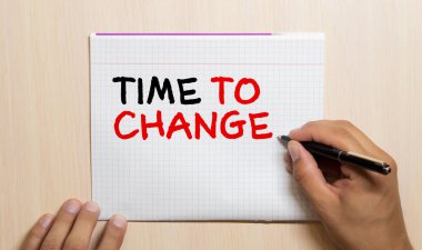 Alarm saatindeki etiketi değiştirme zamanı,