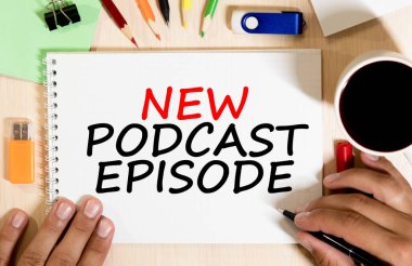 Masada podcast kayıt ekipmanlarının üst görüntüsü. Not defterine yeni bir podcast bölümü yazıldı..