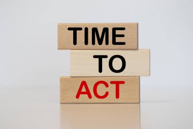 Tahta arka planda tahta küplere metin yazma zamanı..