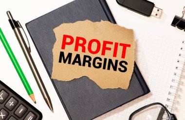 PROFIT MARGIN, iş adamları tarafından tutulan tablet pc ekranda - çevrimiçi, üst görünüm.