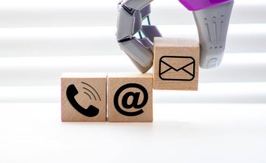 Adam, Facebook, Twitter, Youtube gibi sosyal medya simgeleriyle tahta bloklar düzenliyor. Hayatınızda sosyal medya kullanımı kavramı, internet bağımlılığı.
