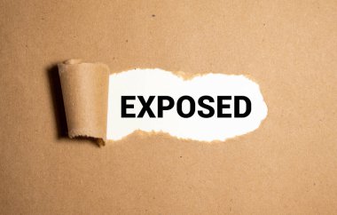 Yırtık kağıdın altına yazılmış bir kelime. konsept