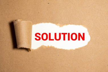 Solüsyon kelimeleriyle yırtılmış kağıt. İş konsepti. Kopyalama alanı