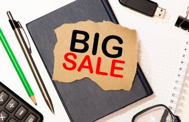 Bir kağıt parçasına, Büyük Satış yazısı raporun yanındaki mektup tabletine yazılır.