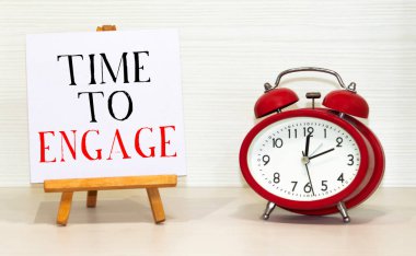 Alarm saati ve beyaz arkaplan üzerinde bağlanma zamanı ifadesi ile not, metin için boşluk.