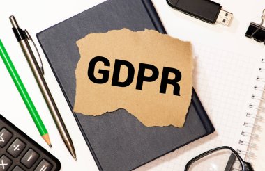 GDPR kelimesi, grunge ahşap masa düz çekim yukarıdan