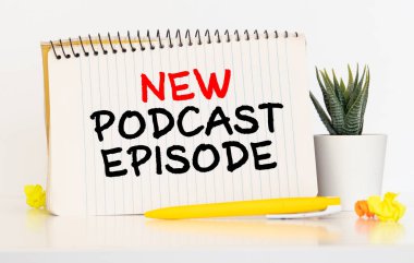 Masada podcast kayıt ekipmanlarının üst görüntüsü. Not defterine yeni bir podcast bölümü yazıldı..