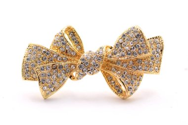 beyaz bir arka plan üzerinde yay şeklinde broş