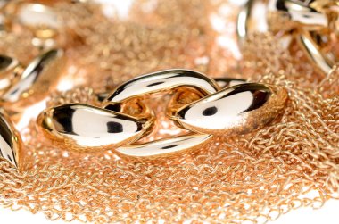 Beyaz zemin üzerinde altın zincir