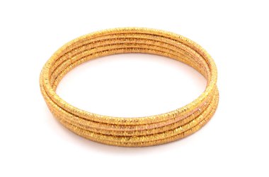 beyaz zemin üzerine altın yüzük bilezik