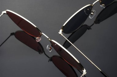 güneş gözlüğü kedi gözü kara izole metal çerçeve içinde