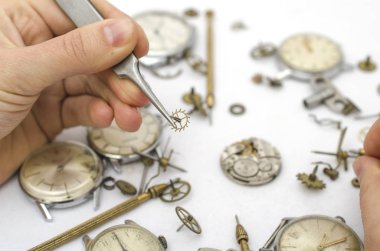 Mekanik saatler üzerinde beyaz izole tamiri