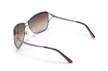 kahverengi cam üzerinde beyaz izole kadın güneş gözlüğü