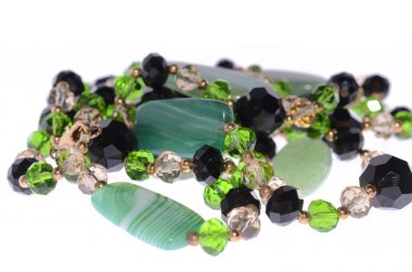 beyaz zemin üzerine yeşil kolye