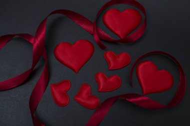 siyah bir zemin üzerine yürekleri şerit