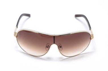 Beyaz arka plan üzerinde modern koruyucu güneş gözlüğü