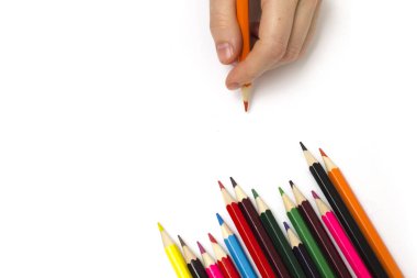 renkli kalemler üzerinde beyaz izole el ile bir satır kümesi