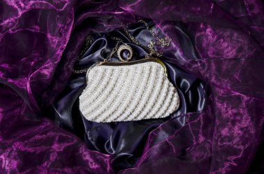 İncili ipek bir arka plan üzerinde debriyaj