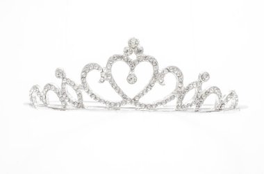 kalp ve üzerinde beyaz izole elmas ile gümüş crown