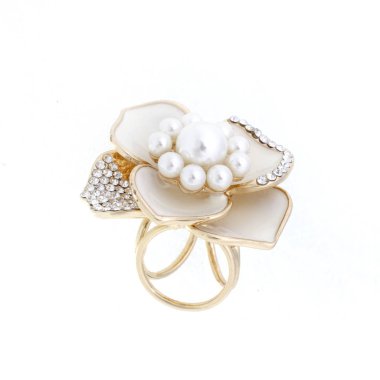 bir inci ile altın Broş çiçek ve üzerinde beyaz izole elmas