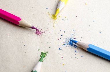 renkli kalemler kağıt makro'yazıyor