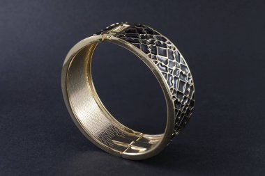 siyah üzerine izole bilezik