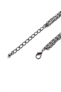 Beyaz arka plan üzerinde ince zincir