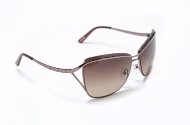 kahverengi cam üzerinde beyaz izole kadın güneş gözlüğü