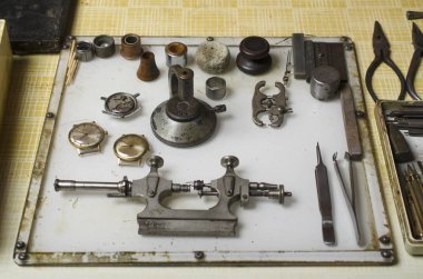 Saatçi'nın araçları: Saat torna, potance, Truing Çap pergeli, cımbız