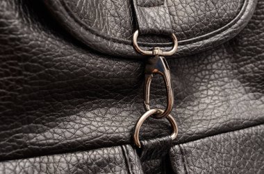 Siyah deri sırt çantası detay, toka