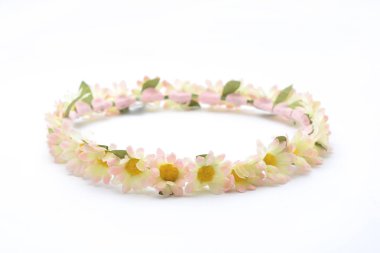 çelenk ile üzerine beyaz izole camomiles