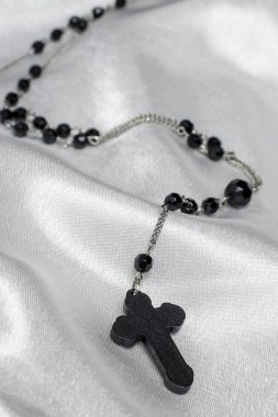 Beyaz ipek zemin üzerinde siyah Haç Kilisesi