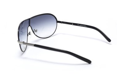 Metal çerçeve üzerinde beyaz izole içinde erkek güneş gözlüğü