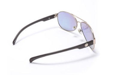 Metal çerçeve üzerinde beyaz izole içinde erkek güneş gözlüğü