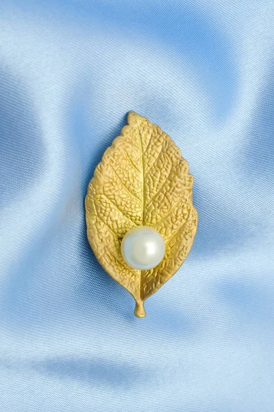 Liść Złoty Broszka Perłą Białym Tle Jedwabiu — Zdjęcie stockowe
