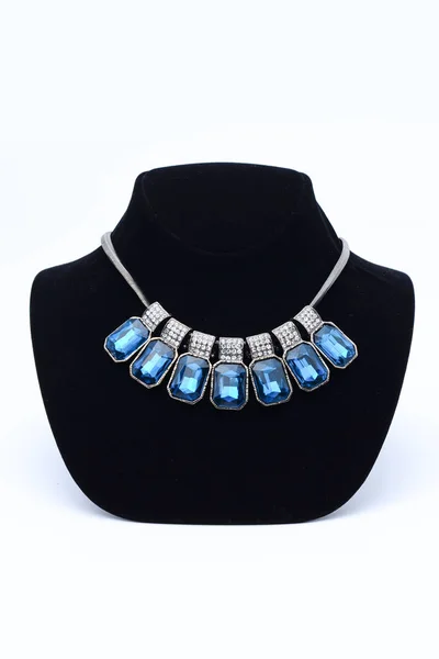 Collier Avec Pierres Bleues Sur Mannequin Isolé Sur Blanc — Photo