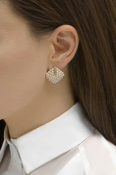 Ohrringe Mit Perlen Weiblichen Ohr — Stockfoto
