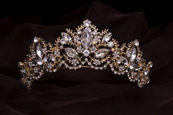 Diadema Dorada Con Diamantes Aislados Tela — Foto de Stock