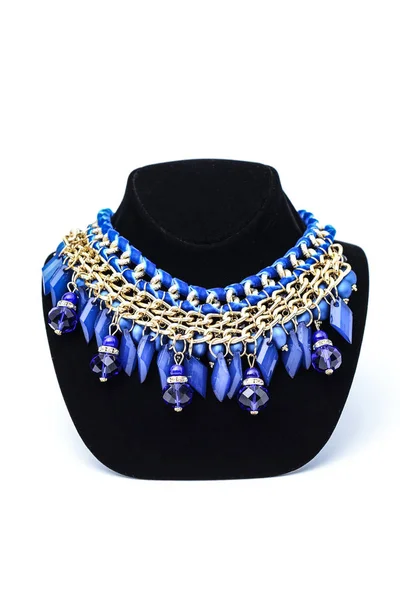 Collar Azul Con Una Cadena Oro Aislado Blanco — Foto de Stock