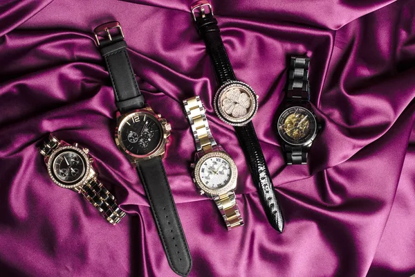 Set Van Vijf Sieraden Horloges Rode Zijde — Stockfoto