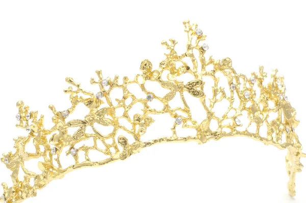 白で隔離のダイヤモンドと金の王冠 — ストック写真