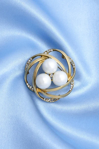 真珠とシルクに分離された宝石ゴールド ラウンド ブローチ — ストック写真