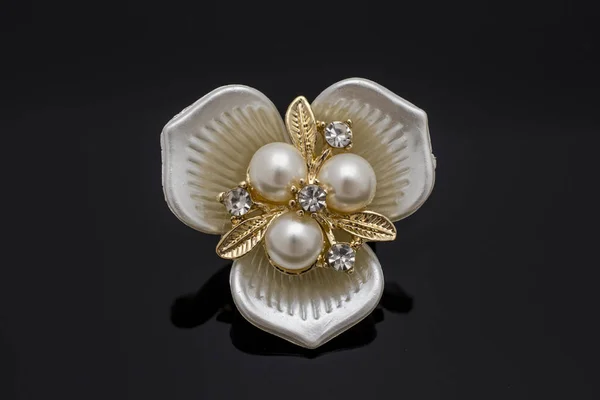 Broche Fleur Avec Perles Isolées Sur Noir — Photo