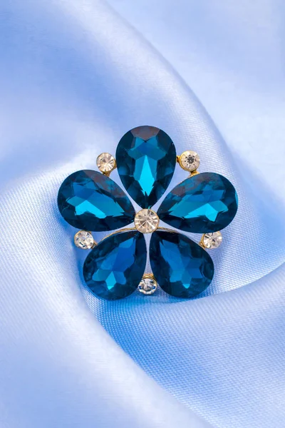 Broche Flores Con Piedras Azules Aisladas Seda —  Fotos de Stock