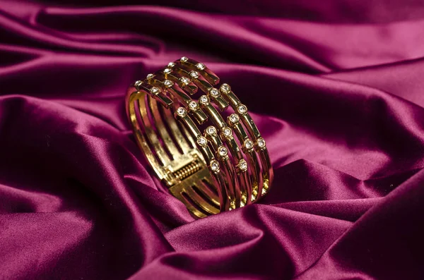 Χρυσο Βραχιολι Διαμάντια Κόκκινο Μετάξι — Φωτογραφία Αρχείου