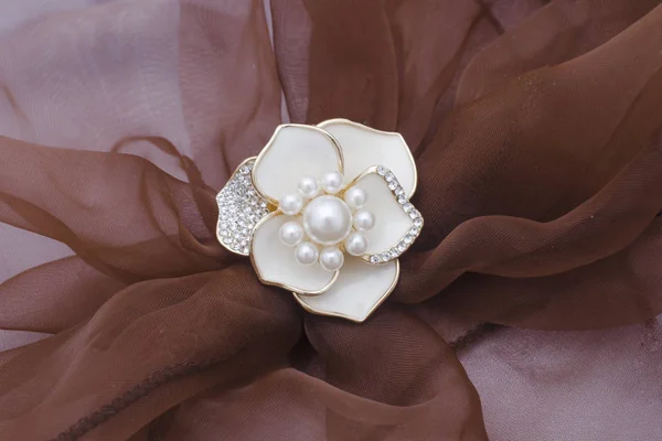 Broche Ouro Flor Com Pérolas Diamantes Cachecol — Fotografia de Stock