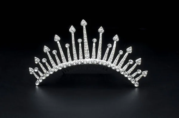 ダイヤモンド ブラックに分離された銀の王冠 — ストック写真